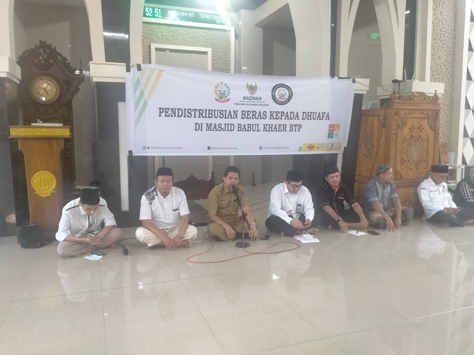 Diinisiasi Andi Sudirman, Pegawai Pemprov Salurkan Beras Program Infaq dan Sedekah ke Kaum Dhuafa